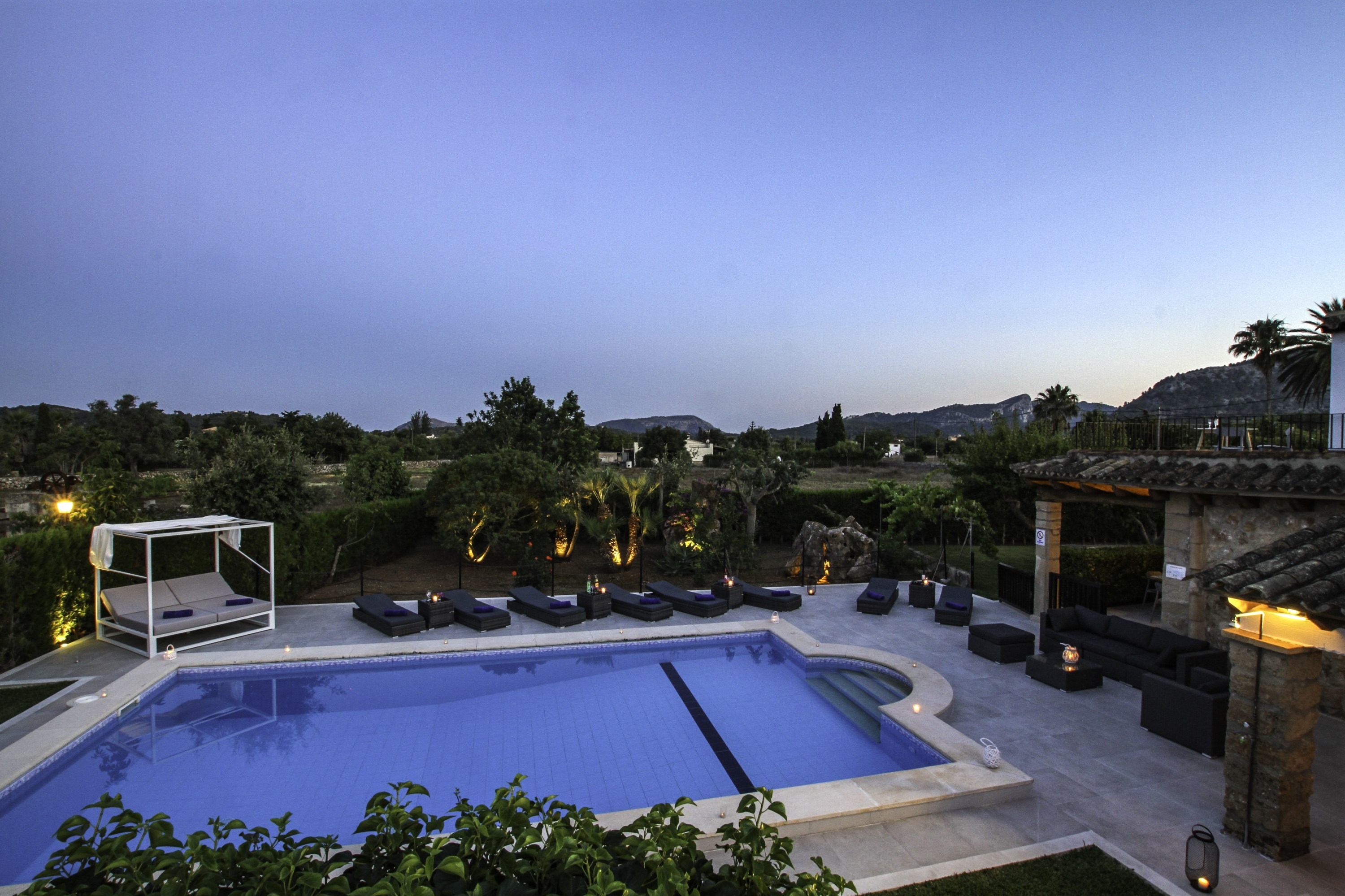 Villa El Crever exterior night
